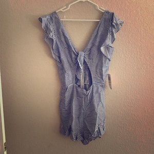 Gianni Bini Romper Sz. M. NWT. Cut Out, w Bow